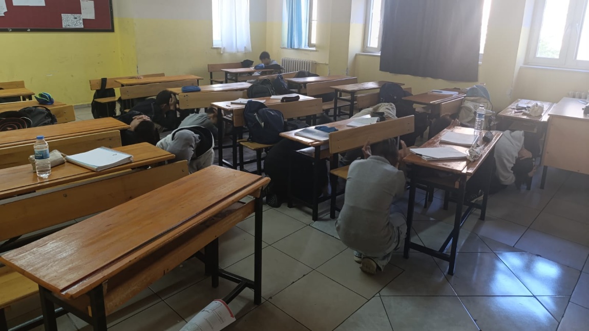 Afetler ve Dayanıklılık Ayı Kapsamında Okulumuzda Başarılı Bir Deprem Tatbikatı Gerçekleştirildi